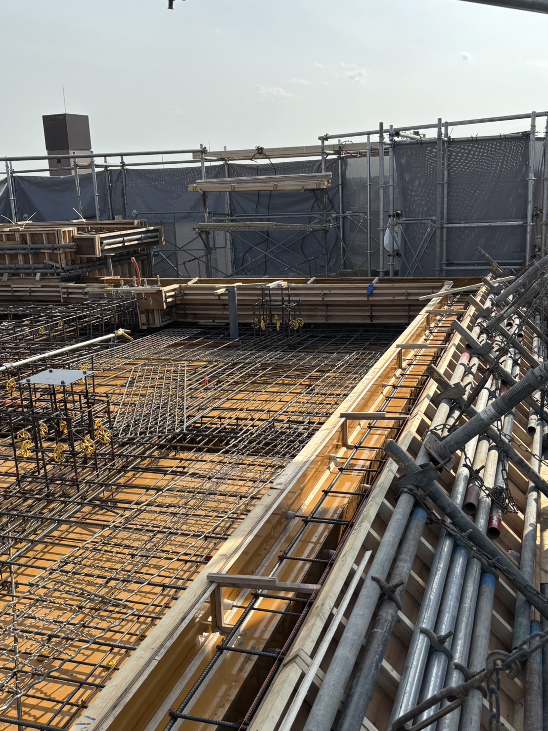 14階建てマンションの型枠工事